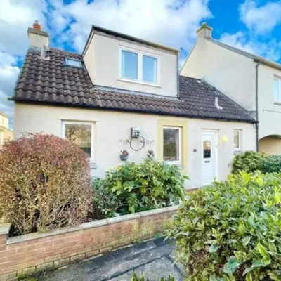 Cosy 2 bedroom home with free parking near city