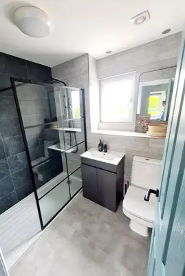 a bathroom with a shower and a toilet and a sink at Spacious 5bed house, FREE parking, NO PARTY ! in Glasgow