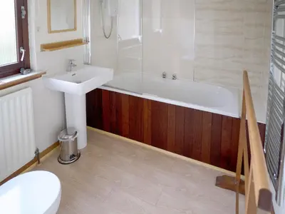 a bathroom with a sink and a tub and a toilet at Rosmuire in Rhu