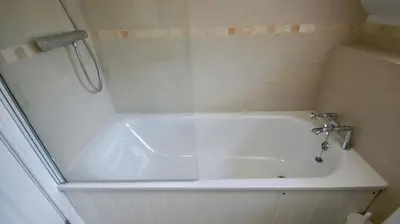 a white bath tub in a small bathroom at Edinample Lodge in Lochearnhead