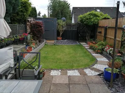 a garden with a small yard with a lawn at Aigas in Glasgow
