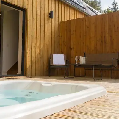 Forest Corner Luxury Apartment with Hot Tub