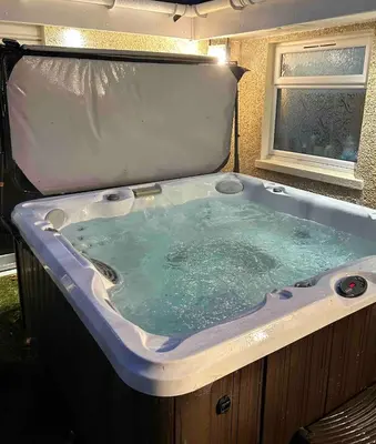 a jacuzzi bath tub in aruck sidx sidx sidx at 101 Scotia Rooms in South Cobbinshaw