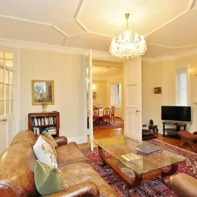 Elegant 3-Bedroom Ramsay Garden Apartment in Edinburgh City Centre