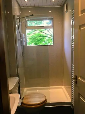 a bathroom with a toilet and a shower with a window at Stunning 7BR GardenVilla - Glasgow & Loch Lomond - Sleeps25 - PleasantHillScotland in Milngavie