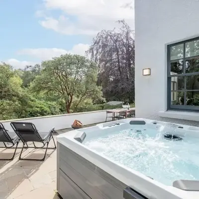 Stunning Dalchenna w/hot tub & huge garden