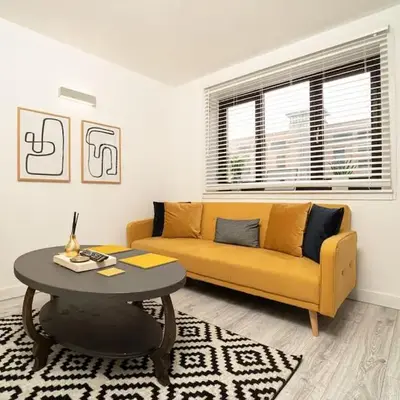 Stylish City Pad with Free Private Parking