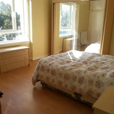 Comfortable Rooms With Work Desks In Cheerful Apartment Glasgow City