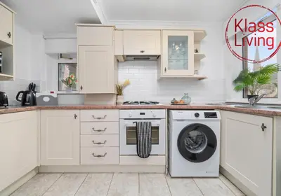 a kitchen with a washer and a washing machine at Bute Apartment by Klass Living Coatbridge in Coatbridge