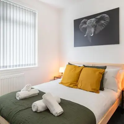 2 Bedroom Apartment-Free Parking-by Holiday Homes