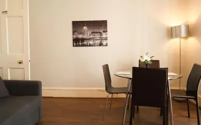 a dining room with a table and chairs at 1 Bedrooms Flat in Central Edinburgh Haymarket, Heart of Edinburgh Flat Sleeps 4 in Edinburgh