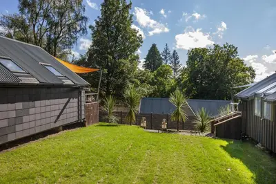 a yard next to a house with a fence at Dundonald Landing Palms 1 in Oban