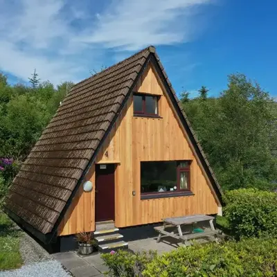 1 Bedroom Cabin with Mountain & Loch Views - Quiet Location between Glencoe & Ben Nevis