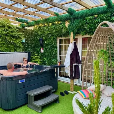 FINN VILLAGE - Loch Lomond Villa - THE JUNGLE ROOM with a PRIVATE HOT TUB