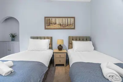 two beds sitting next to each other in a bedroom at GuestReady - Lovely nest in the Old Town in Edinburgh