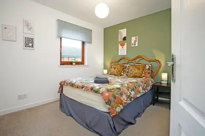 a bedroom with a bed and a window at 2Bed City Central East End Gem with Free Parking in Glasgow