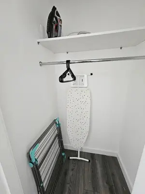 a small room with a bench and shelves at Glasgow Green Modern Stay in Glasgow