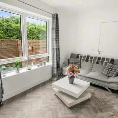 Beautiful 1 BR apt with private patio and free parking