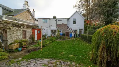 a garden in a yard with some houses at Modern And Cozy Apex Apartment in Helensburgh