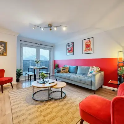 Modern 2 Bed Flat with Free Parking