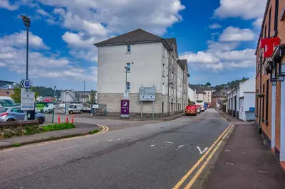 an empty street in a town with a white building at Exceptional 2BD Apt - next to ferry & train station in Oban