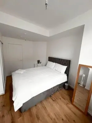 a bedroom with a large white bed in a room at Edinburgh elms for 4 - New Town - City Center EB8 in Edinburgh