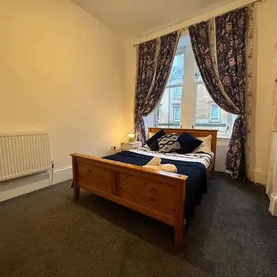 2 Bed Flat - Street Parking