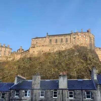 Grassmarket Apartment with Amazing Castle View