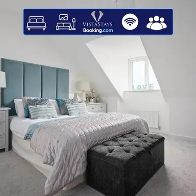 3BDR House By Vista Stays Short Lets & Serviced Accommodation Glasgow Scotland With Driveway Parking and PS4