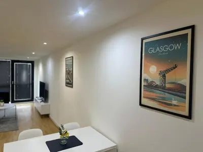 a living room with a picture on the wall at Glasgow River Clyde Hydro Aprt in Glasgow