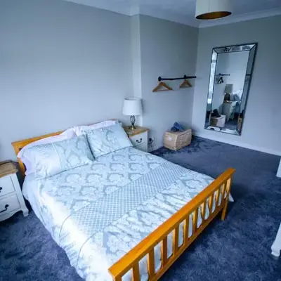 Spacious 4-Bedroom House in Glenboig