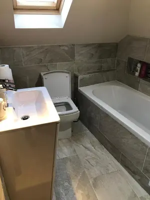 a bathroom with a toilet and a tub and a sink at 2-Bed Cottage Sleeps 4 10 mins to Glasgow Centre in Glasgow
