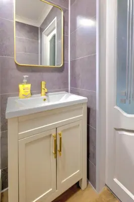 a bathroom with a white sink and a mirror at Cosy 4 Bedroom Home In Glasgow City - Free Parking in Glasgow