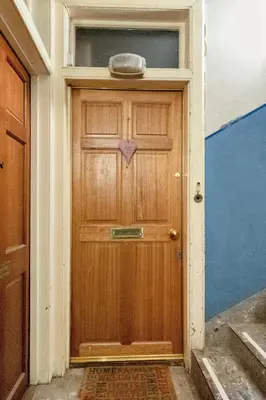a wooden door with a bowl on top of it at Central, Cozy 2BR-1BA-Haymarket - with Parking in Edinburgh