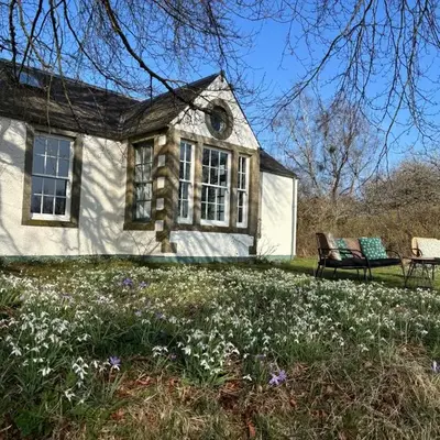 Gorgeous boutique off-grid cottage near Peebles
