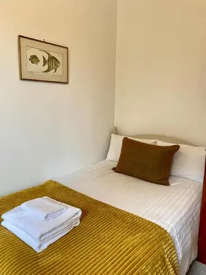 a bedroom with a bed with towels on it at 1 Bed Flat Near Edinburgh Castle in Edinburgh