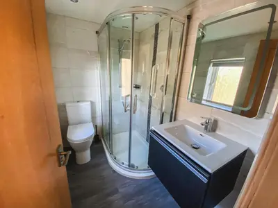 a bathroom with a shower and a sink and a toilet at 20min to Edinburgh City Centre Scotland Gateway in Cowdenbeath