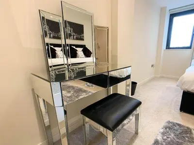 a glass counter with a stool in a room at Glasgow 2bd near Hydro SECC City Centre Great Location in Glasgow