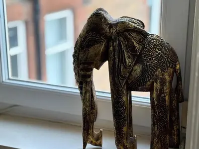 a statue of an elephant sitting on a window sill at Bright Top Floor 2BR Apartment in Morningside, Easy City Centre Links, Close to University and Royal Hospital in Edinburgh