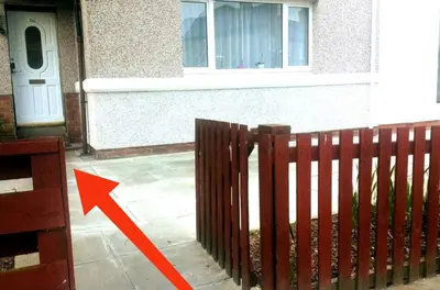 a red arrow pointing at a fence in front of a house at Rustic Harmony - Edinburgh Airport near, 8mi in Rosyth