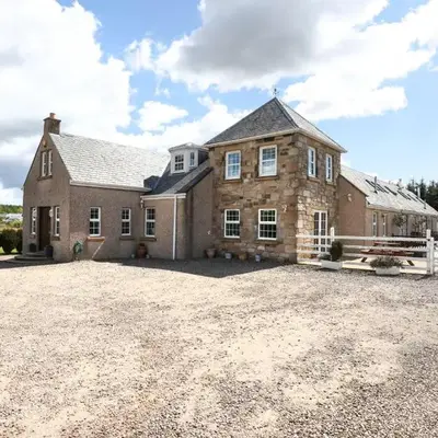 JOIVY Greenknowes Estate with Hot Tub and Bar - Farmhouse and Lodge