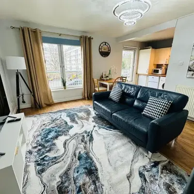Modern Economy Glasgow Apartment with King bed
