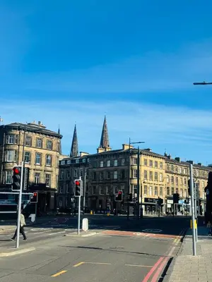 a city street with buildings and red traffic lights at Haymarket Centro , Flat familiar quarto privativo banheiro compartilhado in Edinburgh
