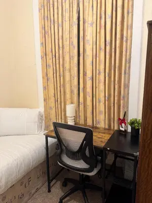 a bedroom with a desk and a chair next to a bed at Haymarket Centro , Flat familiar quarto privativo banheiro compartilhado in Edinburgh