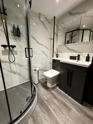 a bathroom with a shower and a toilet and a sink at 2 Bedroom Apartment near Glasgow City Centre, Celtic Park and Emirates Arena in Glasgow