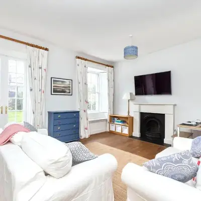 Charming Edinburgh Apartment with 2-Bathroom and Private Entrance