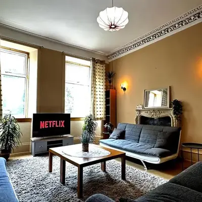 Cheerful 5 Bedroom House Close to Central West End and Parking