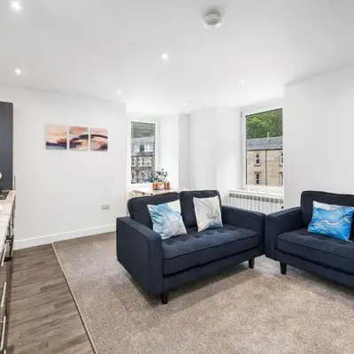 Modern & Bright 2BR Flat - Short Walk to Town