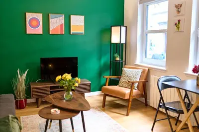 a living room with a green wall at Modern 1BR Apartment - Close to ferry terminal with free parking in Oban