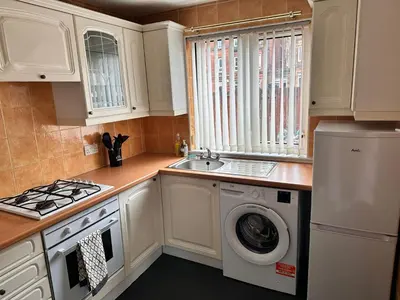 a kitchen with a washing machine and a sink at 3BR Flat Sleeps 6 West End Sights Driveway in Glasgow